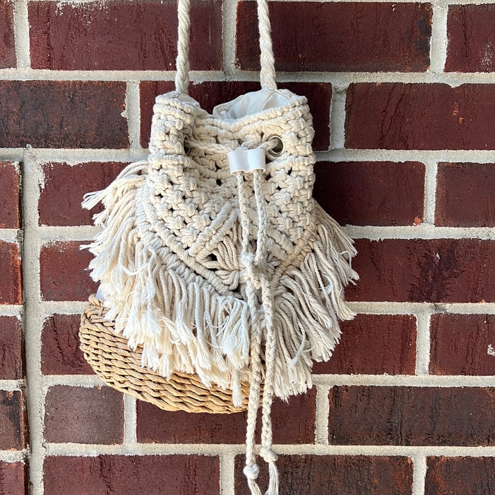 American Eagle white draw string bucket bag